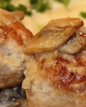 Тефтели под грибным соусом