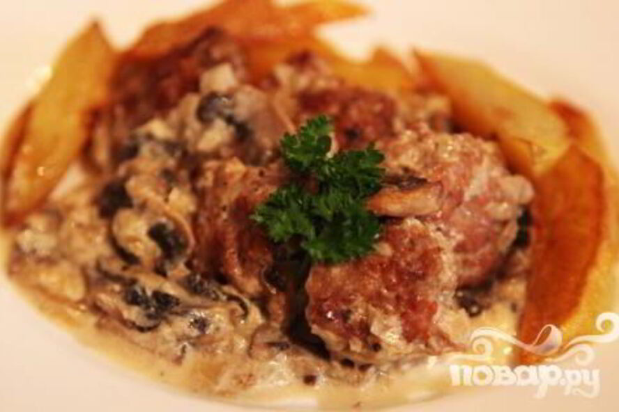 Рецепт тефтелей с грибным соусом и картофелем по-деревенски