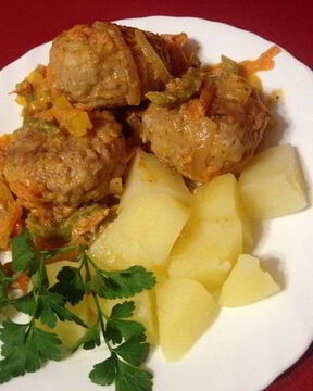 Тефтели с рисом и овощным соусом