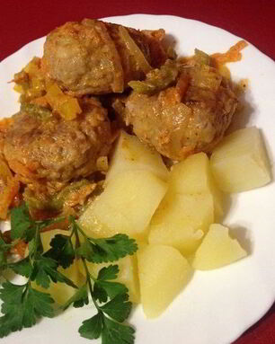 Тефтели с рисом и овощным соусом