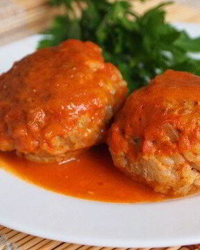 Тефтели с рисом в овощном соусе