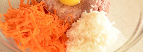 тефтели в сметанно томатном соусе на сковороде. Шаг 4