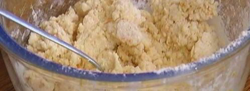 ленивые вареники с клубникой и базиликом. Шаг 4