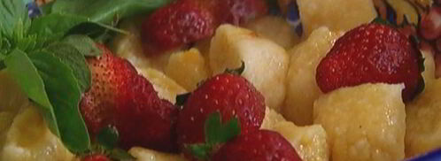 ленивые вареники с клубникой и базиликом. Шаг 10