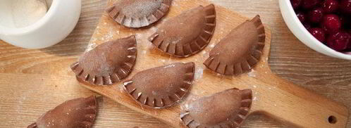 постные вареники с вишней, шоколадом и вишневым соусом. Шаг 6