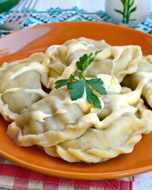 Вареники из яичного теста с курицей и баклажанами