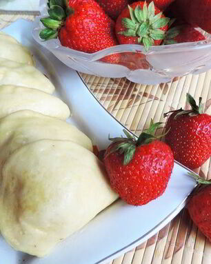 Вареники с клубникой на пару