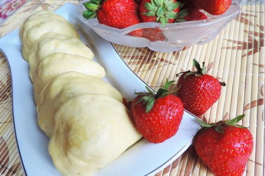 Рецепт вареников с клубникой на пару