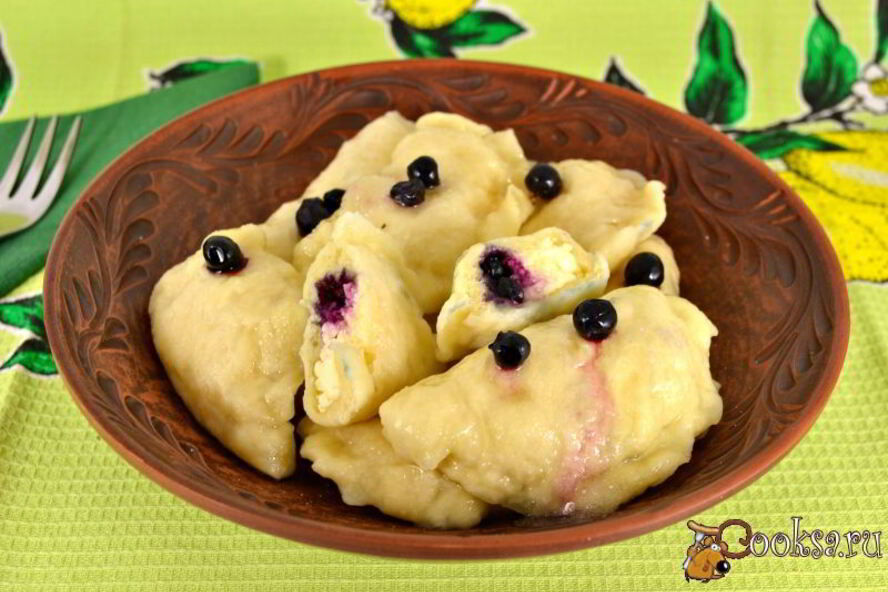 Рецепт вареников с творогом и черникой