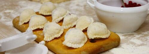 вареники с ягодами на кефире. Шаг 3