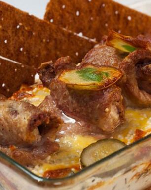 Карельское жаркое из свинины и сельди