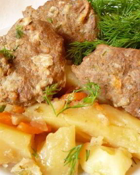 Пьяноежаркое из говядины запеченное в горшочке