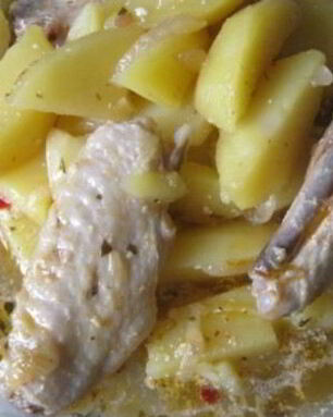 Жаркое из куриных крылышек и картофеля