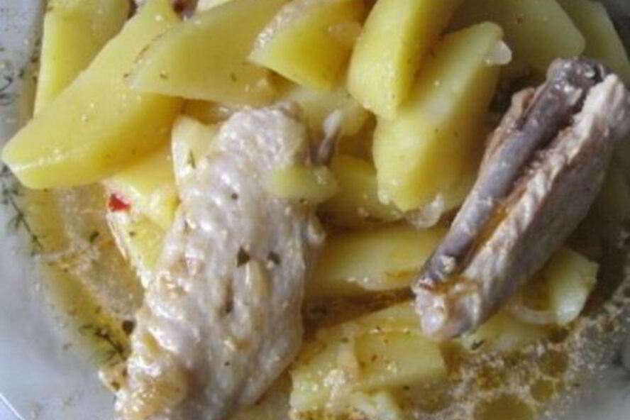 Рецепт жаркого из куриных крылышек и картофеля
