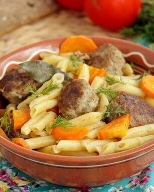 Жаркое с фрикадельками и макаронами
