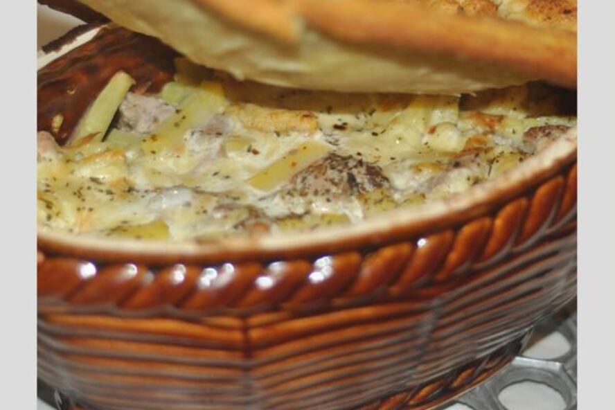 Рецепт жаркого в горшочке под ароматной слойкой