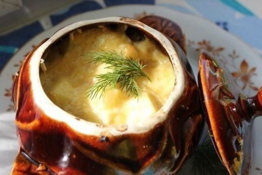 Рецепт жаркого в горшочке с сыром и зеленью