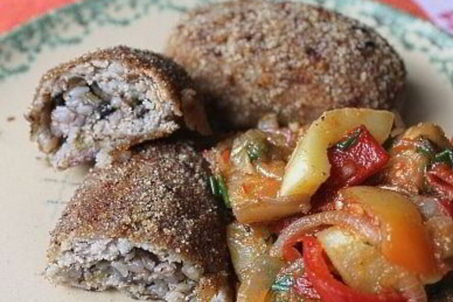 Рецепт куриных зраз с грибами и гречкой и овощное соте на гарнир