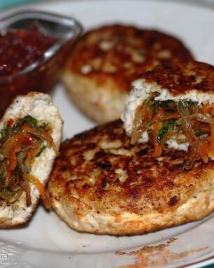 Куриные зразы с морковью и луком