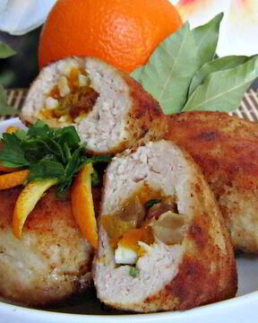 Зразы куриные с сухофруктами под апельсиновым соусом