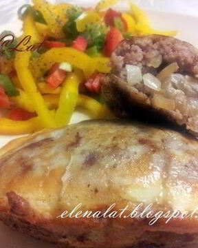 Зразы по особому с начинкой из жареного лука и брынзы