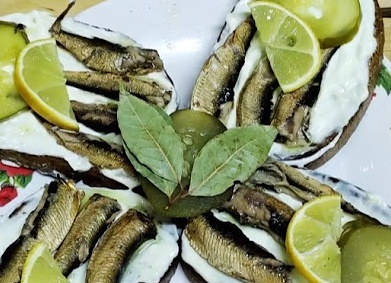 Бутерброды со шпротами. Тот самый вкус детства, которому меня научили в Норвегии...