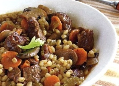 Говядина, тушеная с овощами и перловкой: сытное блюдо для прохладных дней
