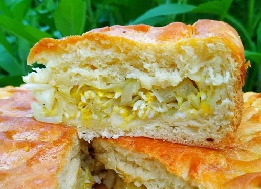 Простой рецепт заливного пирога с капустой и яйцом