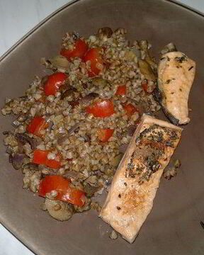 Гречка с овощами, грибами и форель в собственном соку