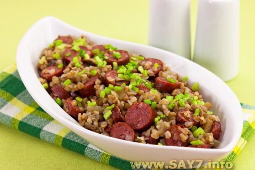 Рецепт гречки с сосисками и грибами