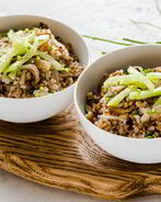 Гречка с жареным луком и свежим огурцом