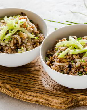 Гречка с жареным луком и свежим огурцом