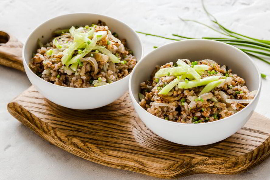 Рецепт гречки с жареным луком и свежим огурцом