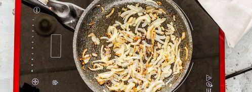 гречка с жареным луком и свежим огурцом. Шаг 2