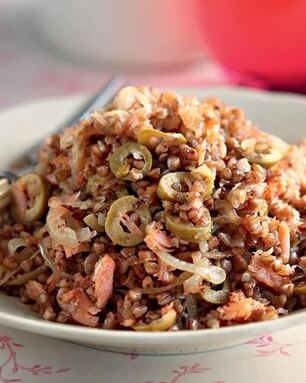 Гречневая каша с лососем и оливковым маслом