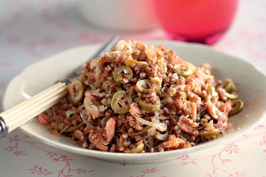 Рецепт гречневой каши с лососем и оливковым маслом