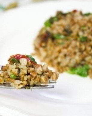 Гречневая каша со шпинатом и перцем чили