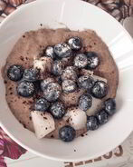 Льняная каша с голубикой и шоколадной крошкой