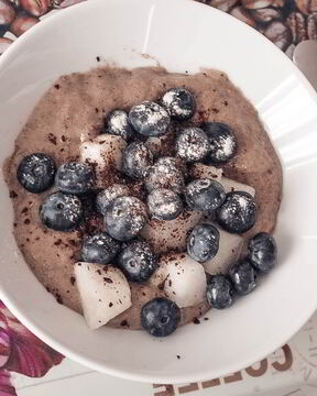 Льняная каша с голубикой и шоколадной крошкой