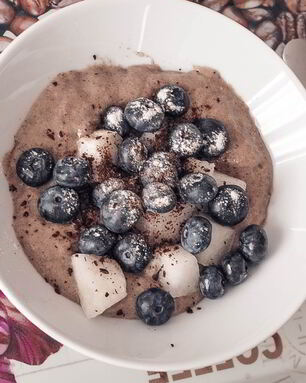 Льняная каша с голубикой и шоколадной крошкой