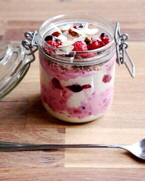 Овсянка в банке с отрубями и фруктами