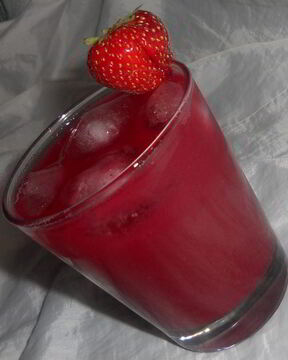 Холодный чай с лесными ягодами