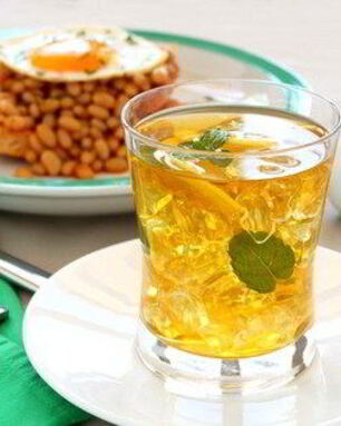 Холодный зеленый чай с лимоном и мятой