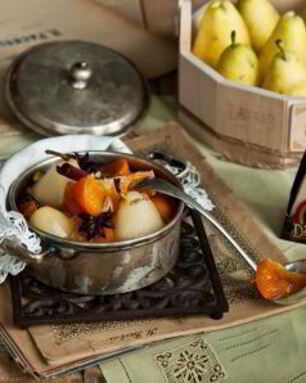 Груши, томленные в пряном сиропе с мандаринами