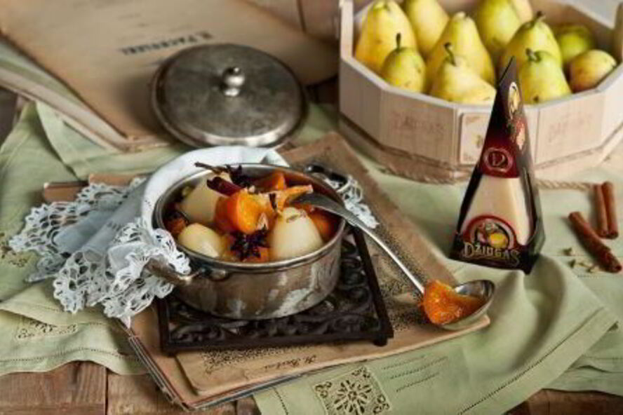Рецепт груш, томленных в пряном сиропе с мандаринами