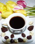 Кофе с миндалем и кофейные зернышки в шоколаде