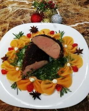 Свиная вырезка в кофейной панировке с пастой