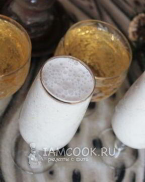 Коктейль из шампанского с мороженым и ананасом