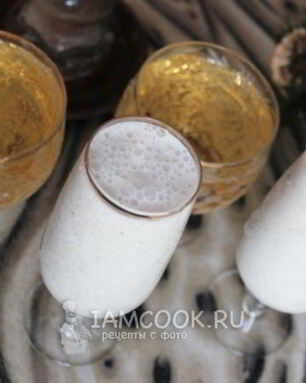 Коктейль из шампанского с мороженым и ананасом