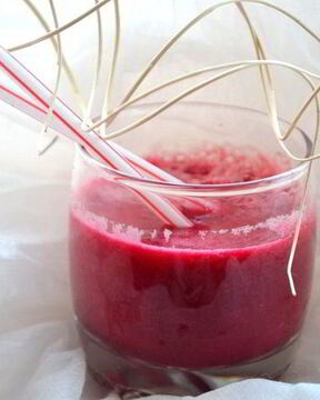 Коктейль свекольно-томатный с сельдереем, базиликом и авокадо